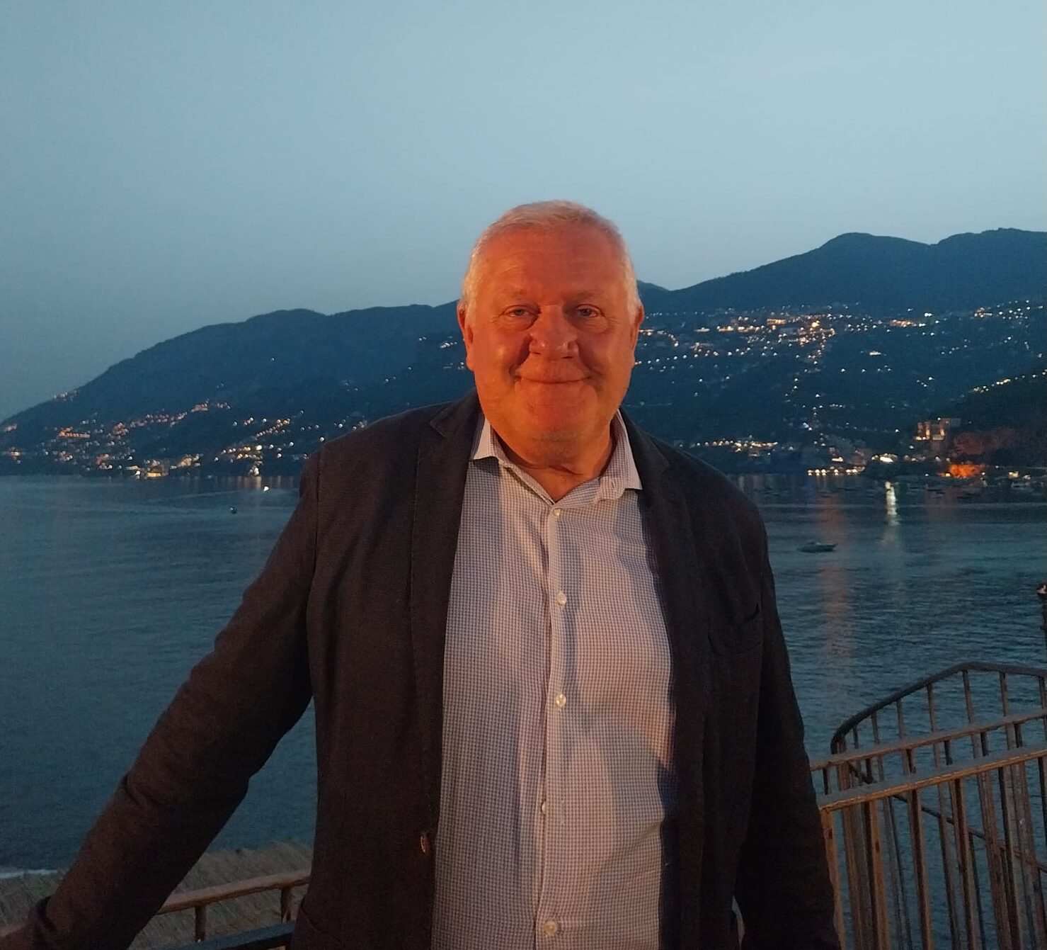 Ritratto sul lungomare al tramonto