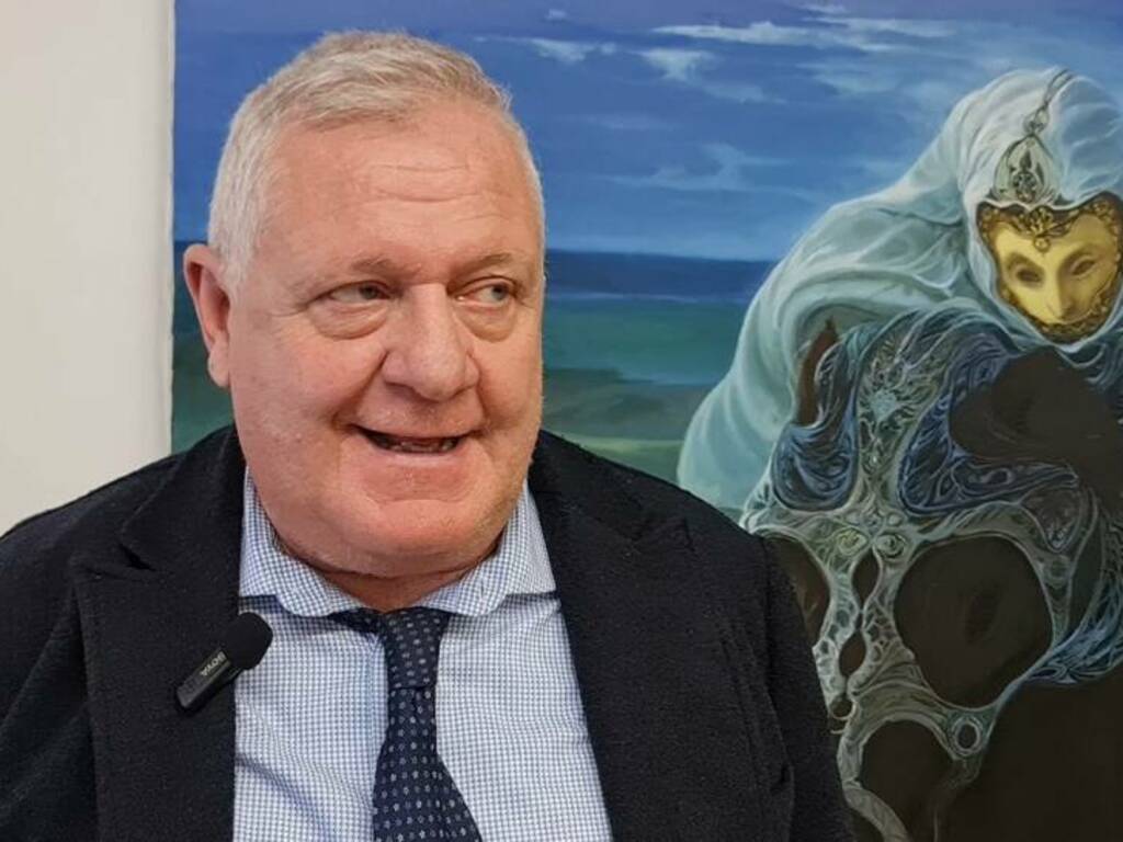 Durante un'intervista, con il microfono all'occhiello